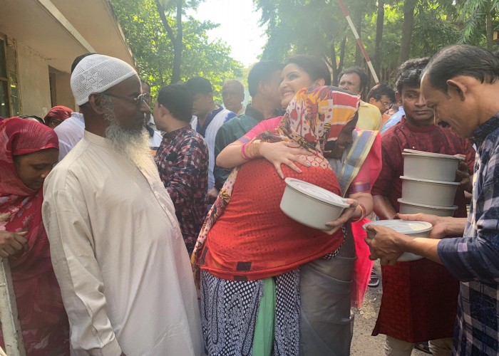 মাংস বিতরণ করেছেন পরীমনি